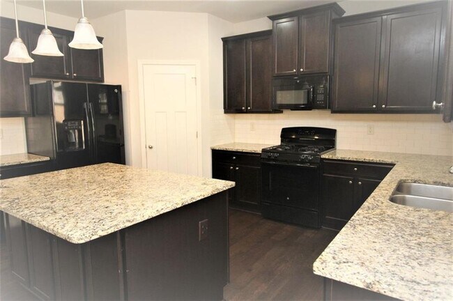 Building Photo - 681 Mimosa Way