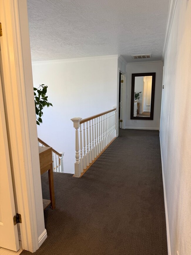 Building Photo - Beautiful 4 bedroom, 3 bathroom Home with a pool!!