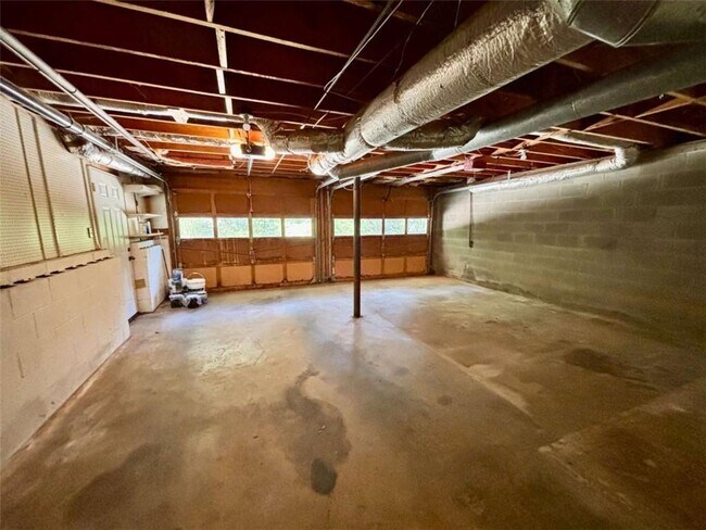 Building Photo - 665 Gregory Manor Dr SW