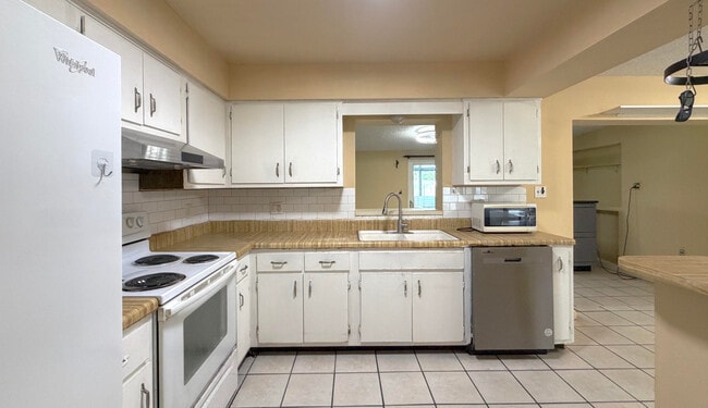 Building Photo - 889 Hendry Dr