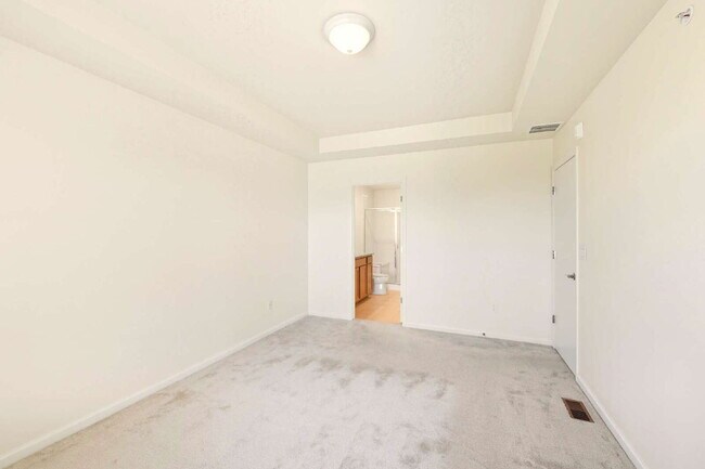 Building Photo - Bright and Airy 2 Bed 2.5 Bath Townhome in Cherry Creek Schools!