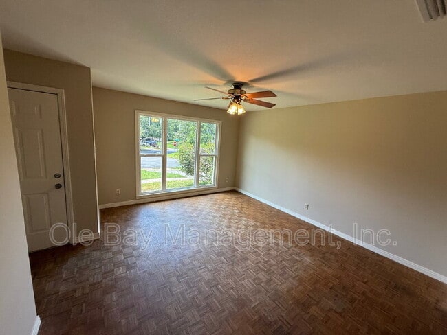 Building Photo - 253 Vanderbilt Dr