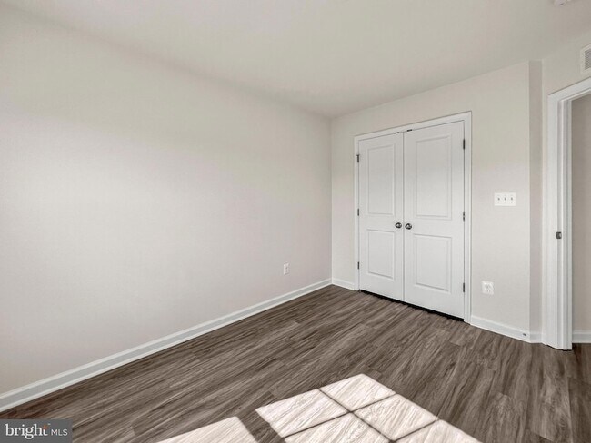 Building Photo - 439 Foxglove Way