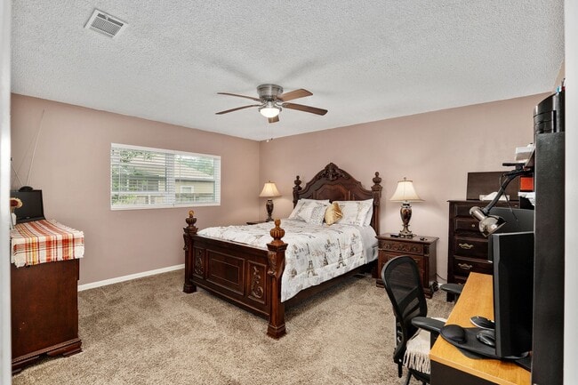 Building Photo - Beautiful 4/3 home With Attached Mother In...