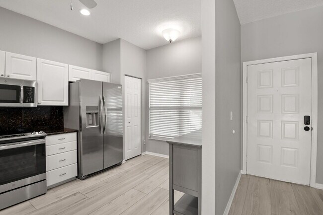 Building Photo - "Spacious 3-Bed, 2-Bath Condo Retreat in Vibrant Saint Petersburg – 1,445 Sq Ft of Comfort!"