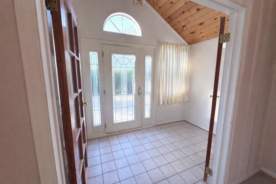 Building Photo - 7445 Orion Ave