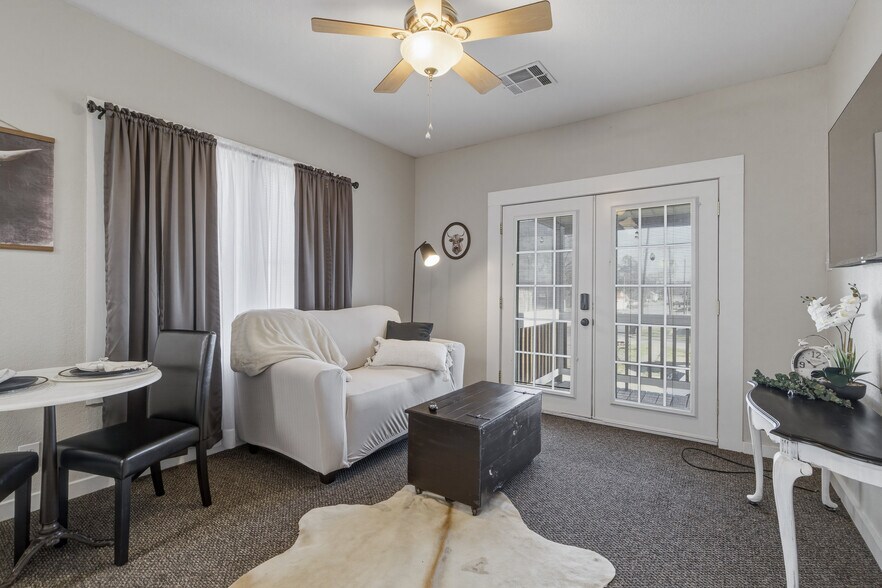 Building Photo - 701 Pine St