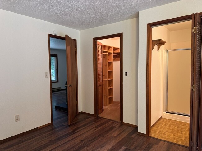 Building Photo - Cozy one story home on beautiful close to town acreage.