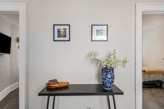 Building Photo - 832 26th St