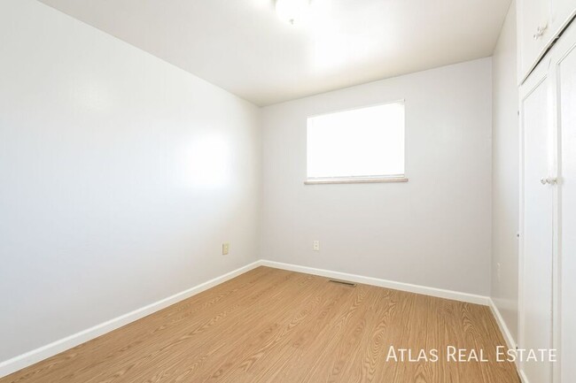 Building Photo - Rare 3 Bedroom 1 Bath Duplex Available now!