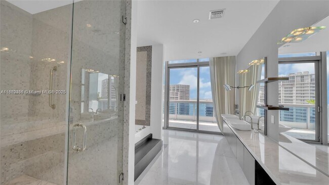 Building Photo - 200 Biscayne Blvd Way