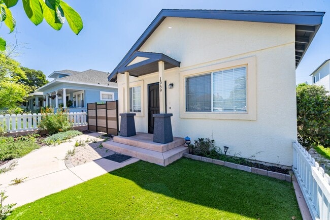 Building Photo - Beautifully updated 2 bed, 2 bath single-family home in Logan Heights