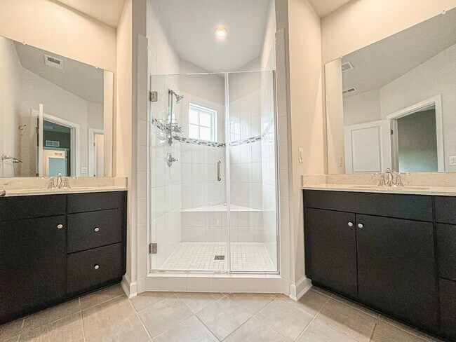 Building Photo - Stunning 3 Bed 3.5 Bath Townhome With Atta...