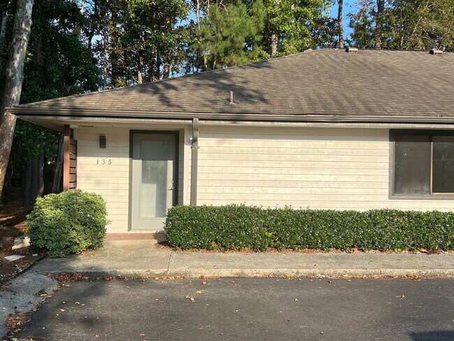 Building Photo - Introducing a charming condo in the heart of Wilmington, NC.