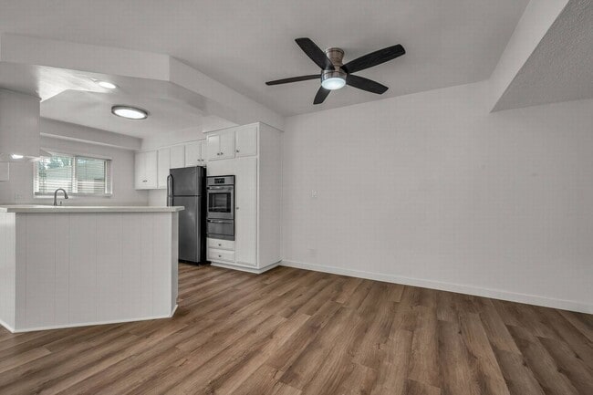 Building Photo - Stunning HUGE Top-floor 2+2 Luxury Unit