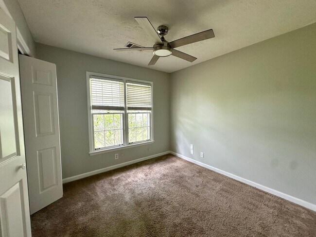 Building Photo - Renovated 3 Bedroom 2 Bath in Hendersonvil...