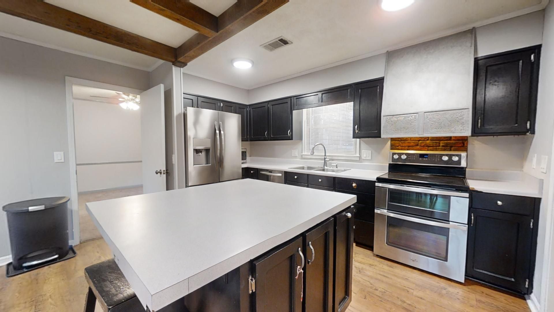 Building Photo - Spacious Home Conveniently Located close to Auburn High School