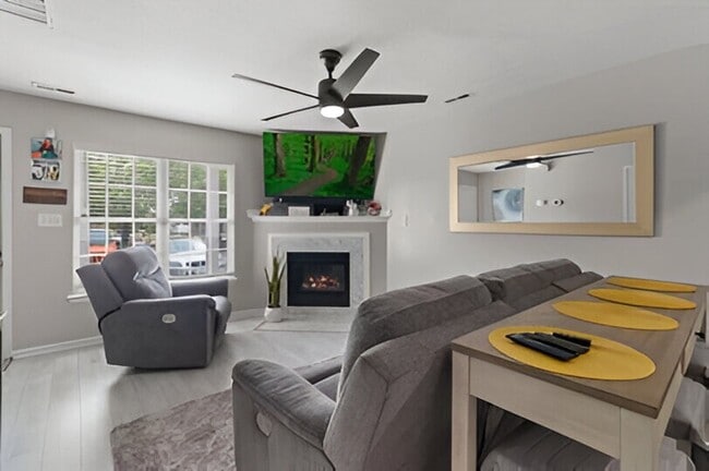 Building Photo - Charming Townhome with Fenced Backyard