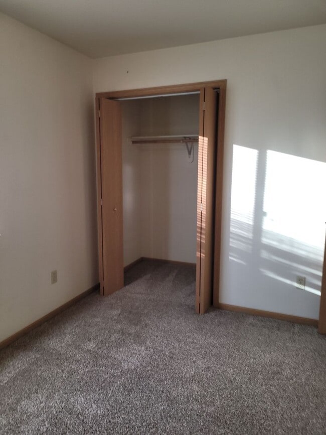 Building Photo - Bright & Convenient Townhouse Living!