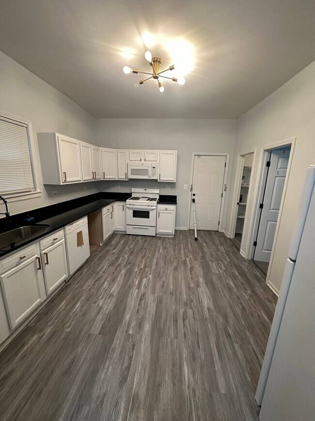 Building Photo - 3625 W Shakespeare Ave