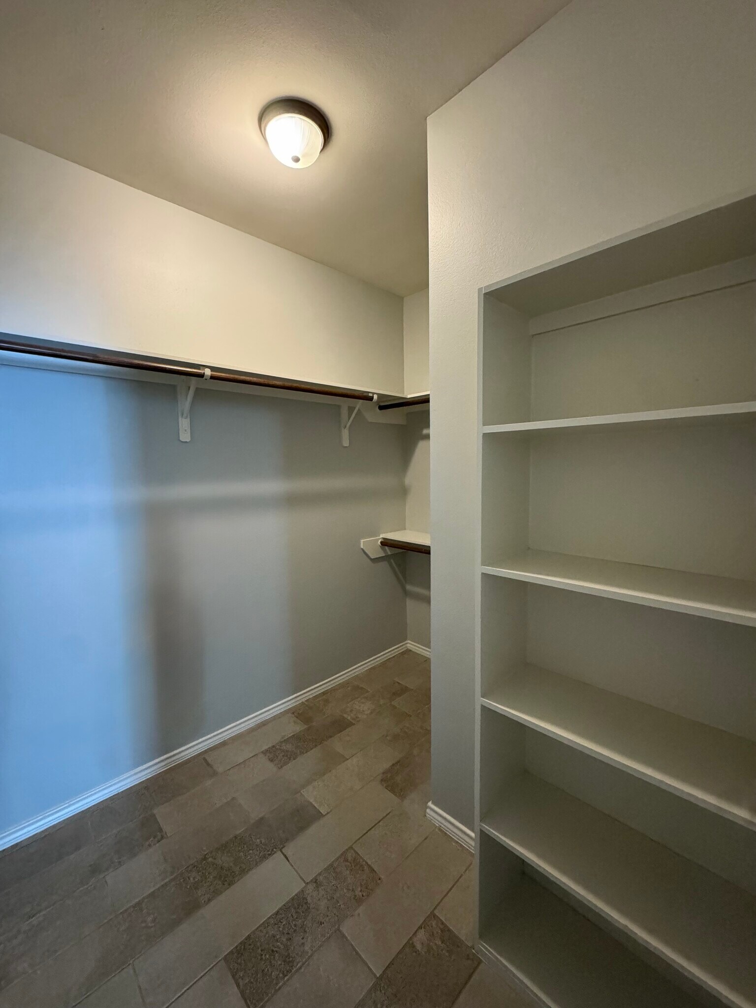 Building Photo - 1005 W Garfield St