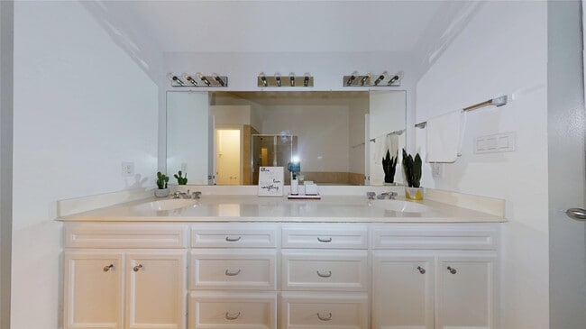 Building Photo - 8715 Meadowcroft Dr