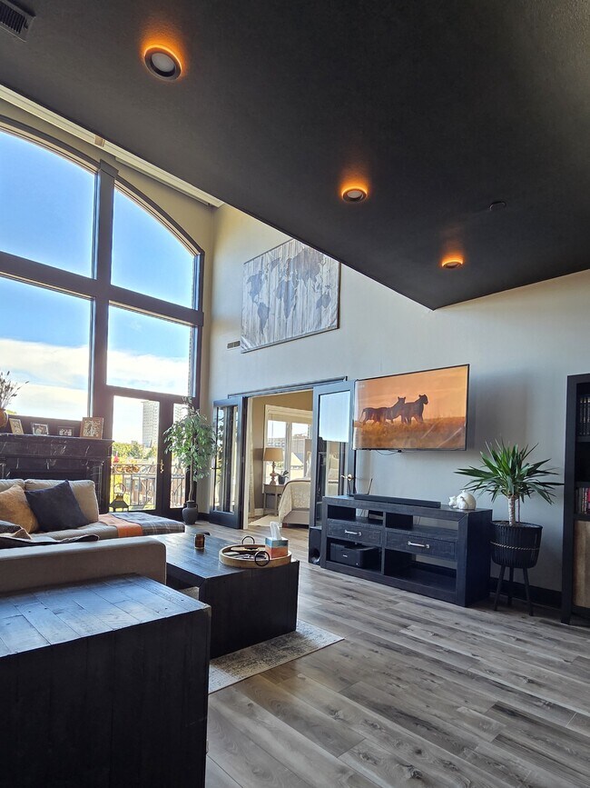 Primary Photo - 1515 N Van Buren St