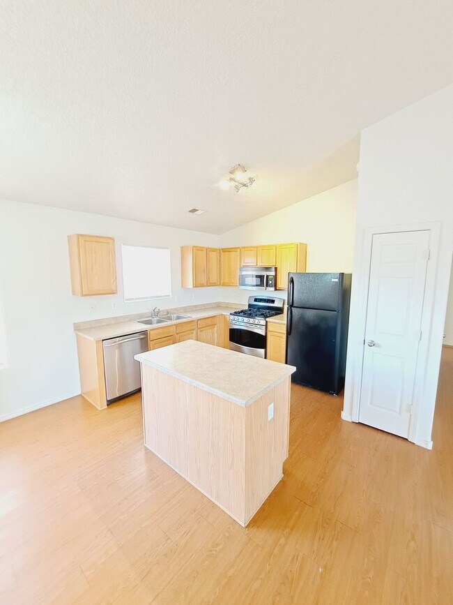 Building Photo - 3 bed 2 bath home in Huning Ranch!