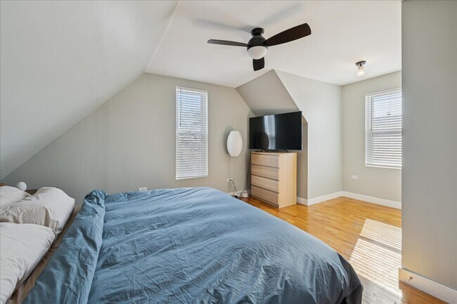 Building Photo - 3024 N Sawyer Ave