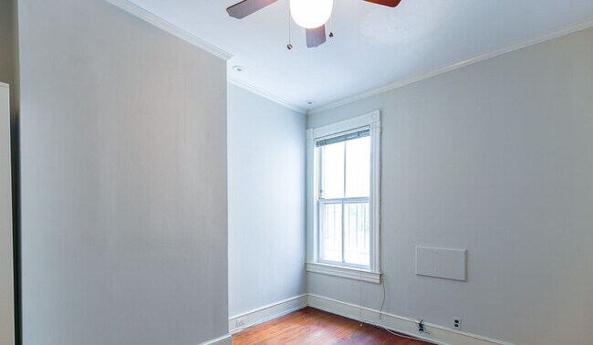 Building Photo - Classic Capitol End-Unit Hill Rowhome