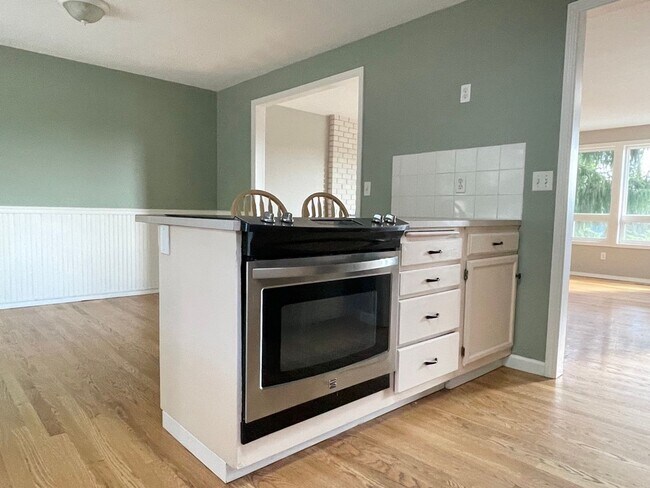 Building Photo - SPACIOUS 4 Bed/3 Full Bath Home in West Linn