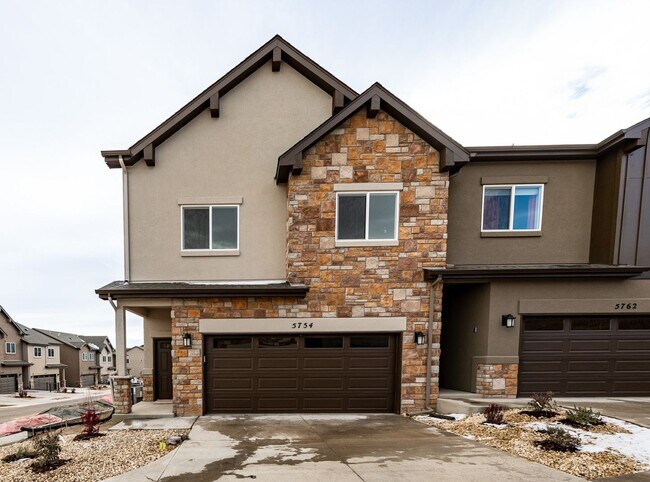 Primary Photo - 3 Bedroom End Unit Luxury Townhome in Moun...
