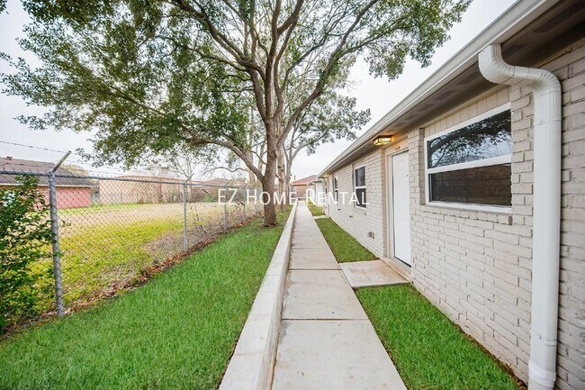 Primary Photo - Price to Lease Fast! $1050/mth!