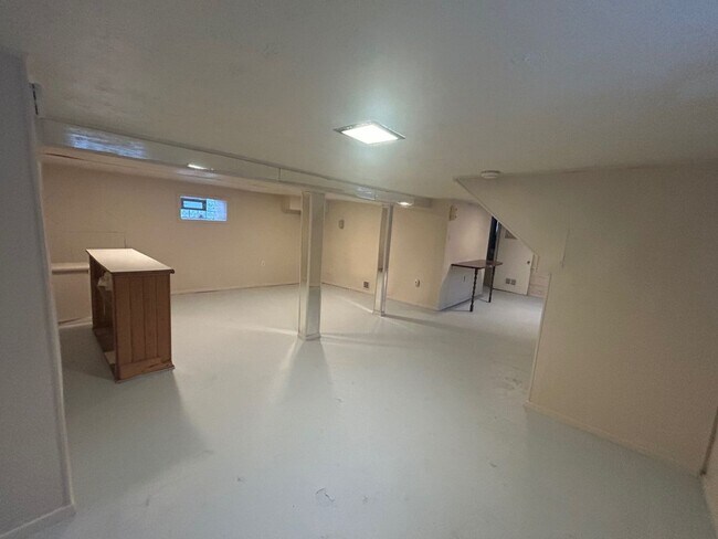 Building Photo - Charming 3-Bedroom Property in Prime Location