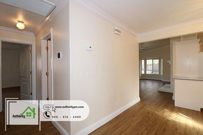 Building Photo - 256 Newport Dr