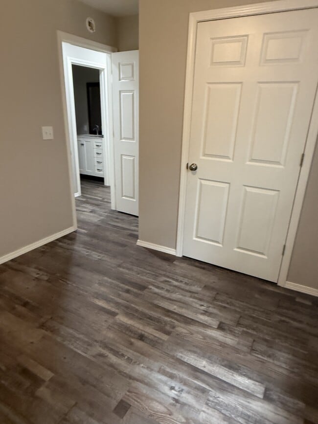 Building Photo - 406 S Ash