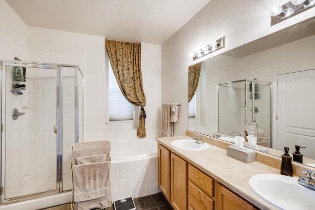 Building Photo - 2 bed, plus office - Ground Floor Condo - ...