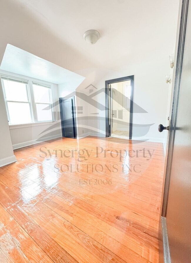 Building Photo - Bartley Ave 46 - 46 1/2