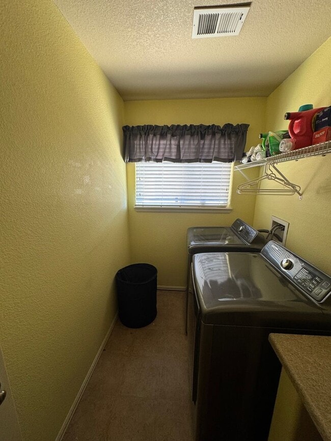 Building Photo - Lovely 3 bedroom/3 car tandem garage home ...