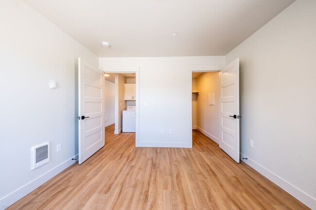 Building Photo - 2 bed 1 bath FIRST MONTH RENT FREE New Apa...