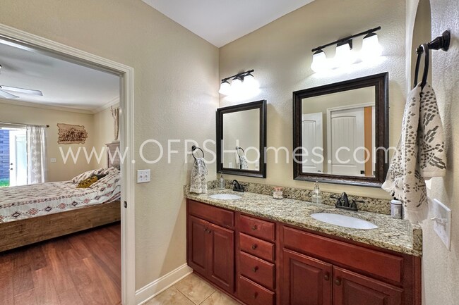 Building Photo - AVAILABLE IN AUG! 5BR/3BA IN S. CRESTVIEW
