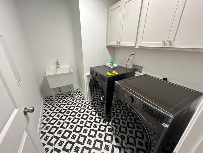 Building Photo - 6 Bedroom | 4 Bathroom New Construction Ga...