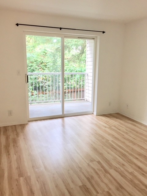 LIVING ROOM WITH LARGE DECK! - 12329 Roosevelt Way NE