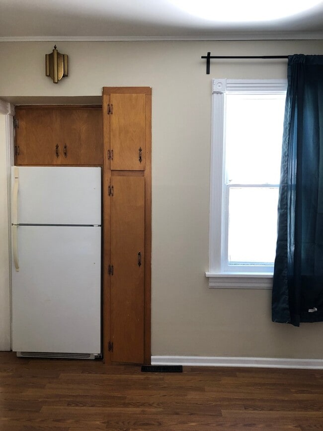 Building Photo - 452 Iowa Ave