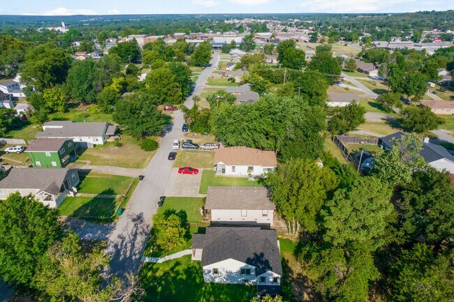 Building Photo - Gorgeous 3 bedroom 2 bathroom home