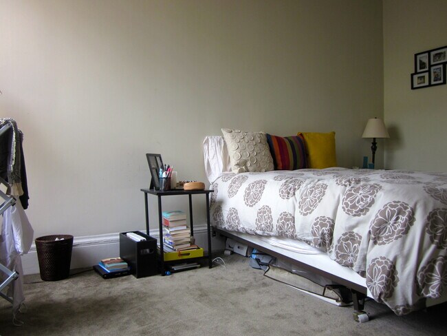 Building Photo - Stunning large Classic Pacific Heights Flat with lots of light, hardwood floors, washer/dryer, gr...