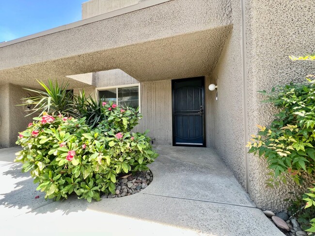 Building Photo - AVAILABLE NOW! 2 Bedroom / 2 Bathroom Cond...