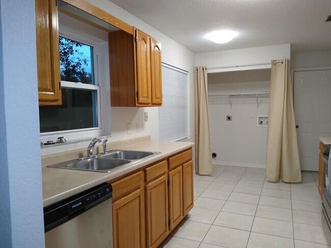 Building Photo - 4210 SW 89th Ave