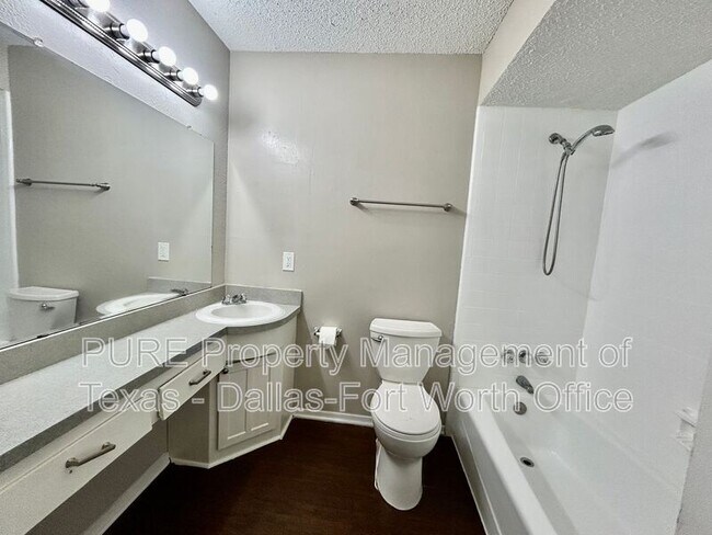 Building Photo - 3505 Biscay Dr