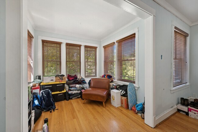 Building Photo - 4937 N Talman Ave